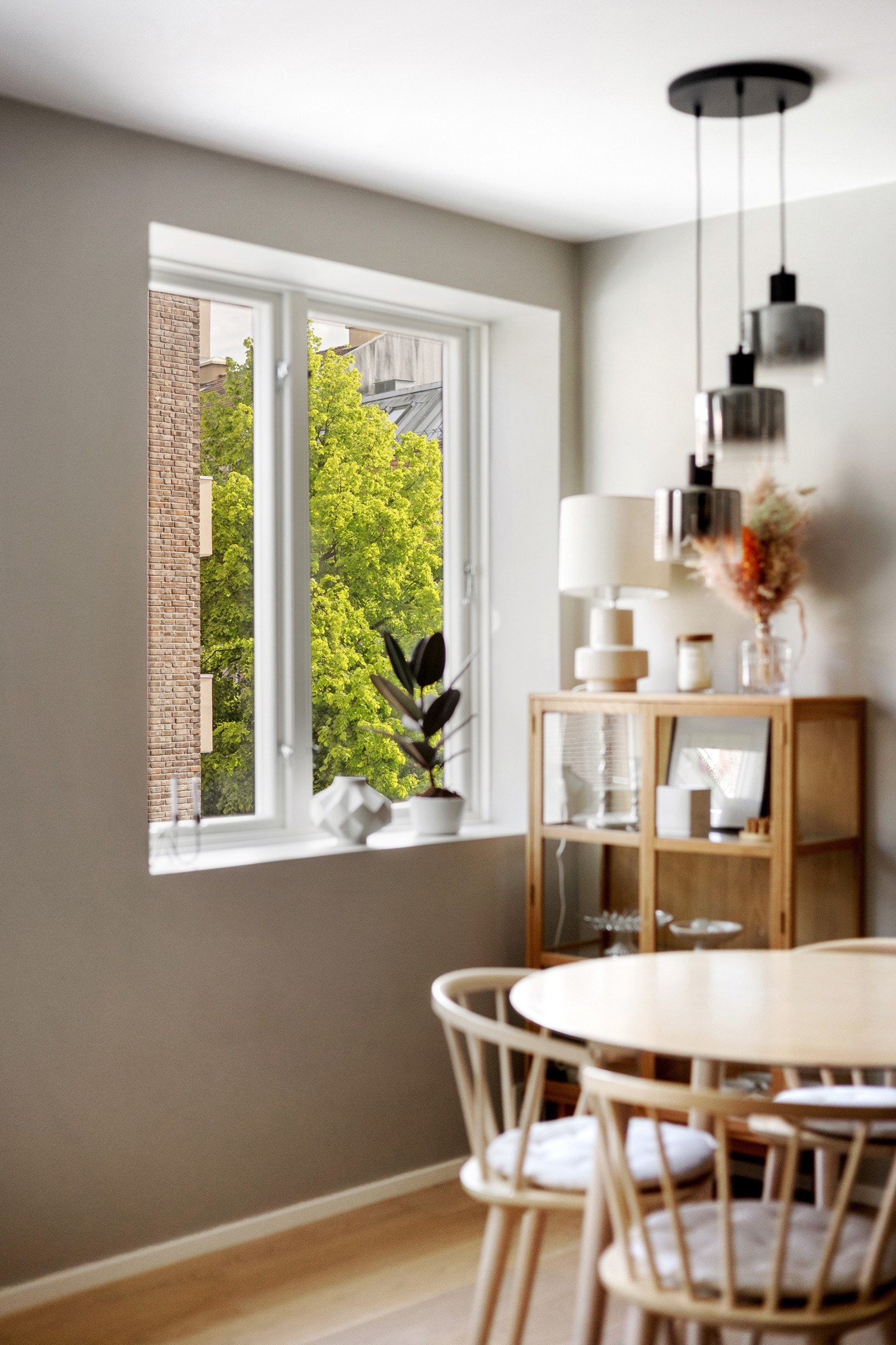 Stuen har fine vindusflater fra 2024 som slipper inn mye naturlig lys, og har god plass til et fint spisebord Galleribilde