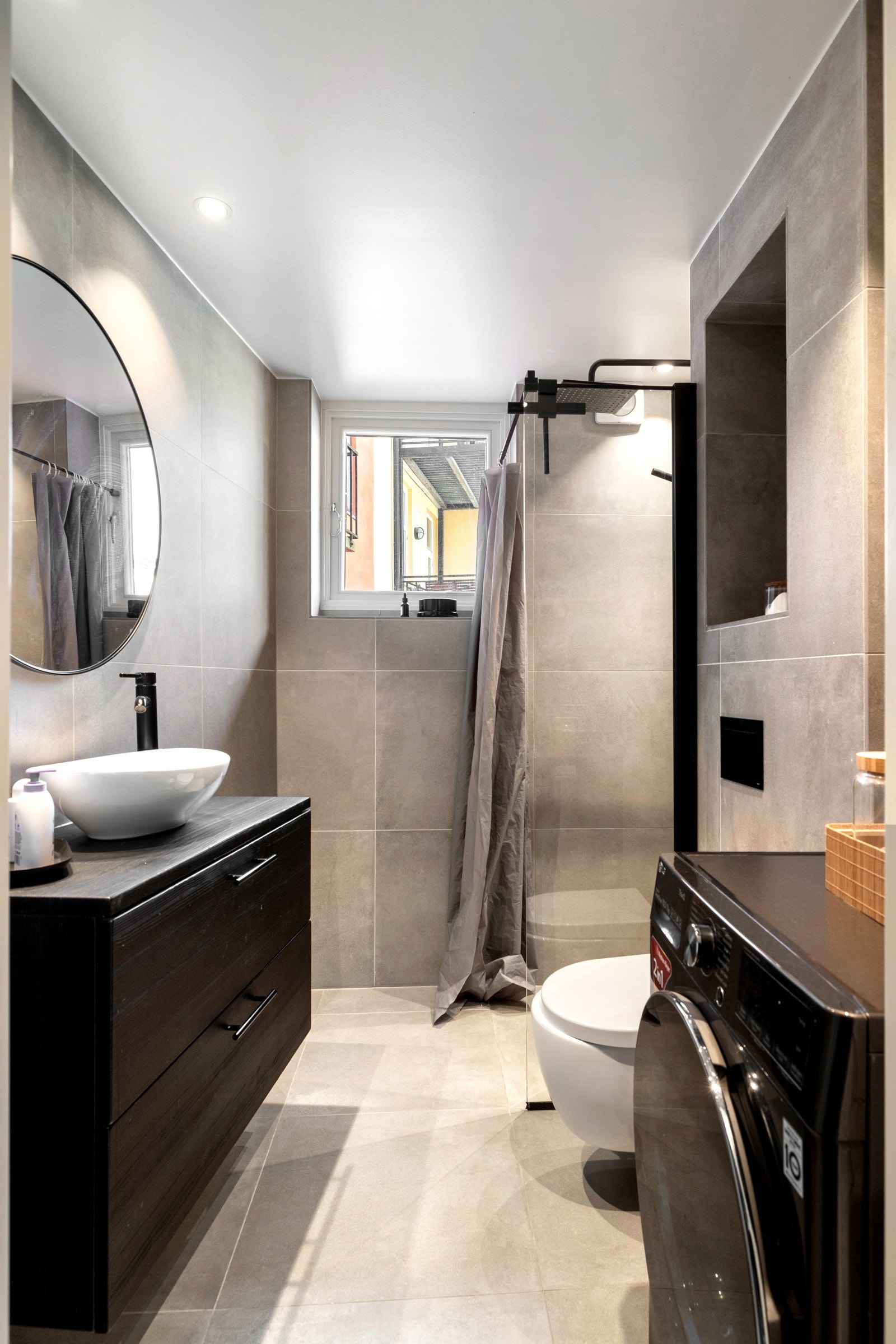 Lekkert, flislagt bad fra 2021 med behagelig gulvvarme. Galleribilde