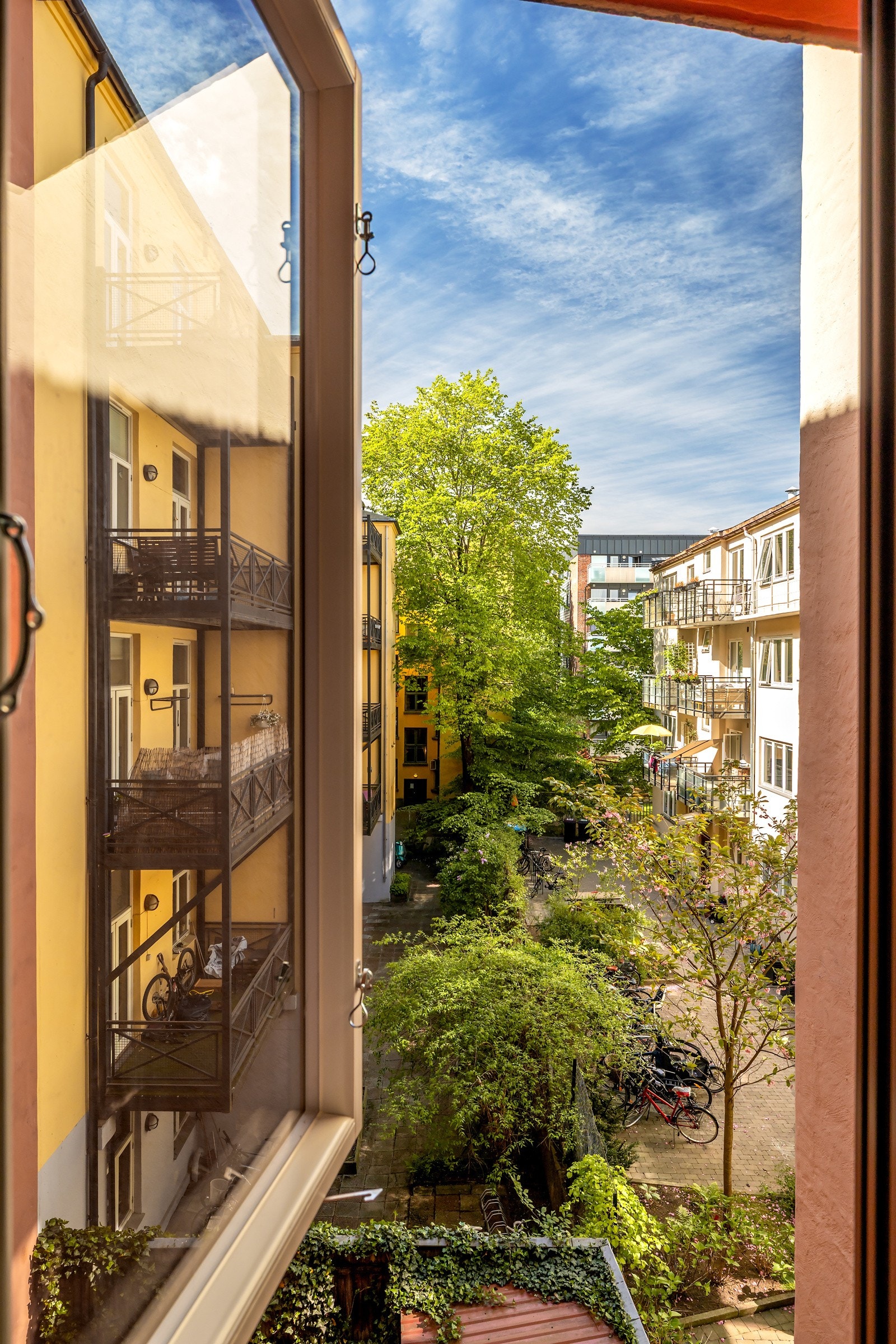 Soverommet vender ut mot den stille og frodige bakgården. Galleribilde