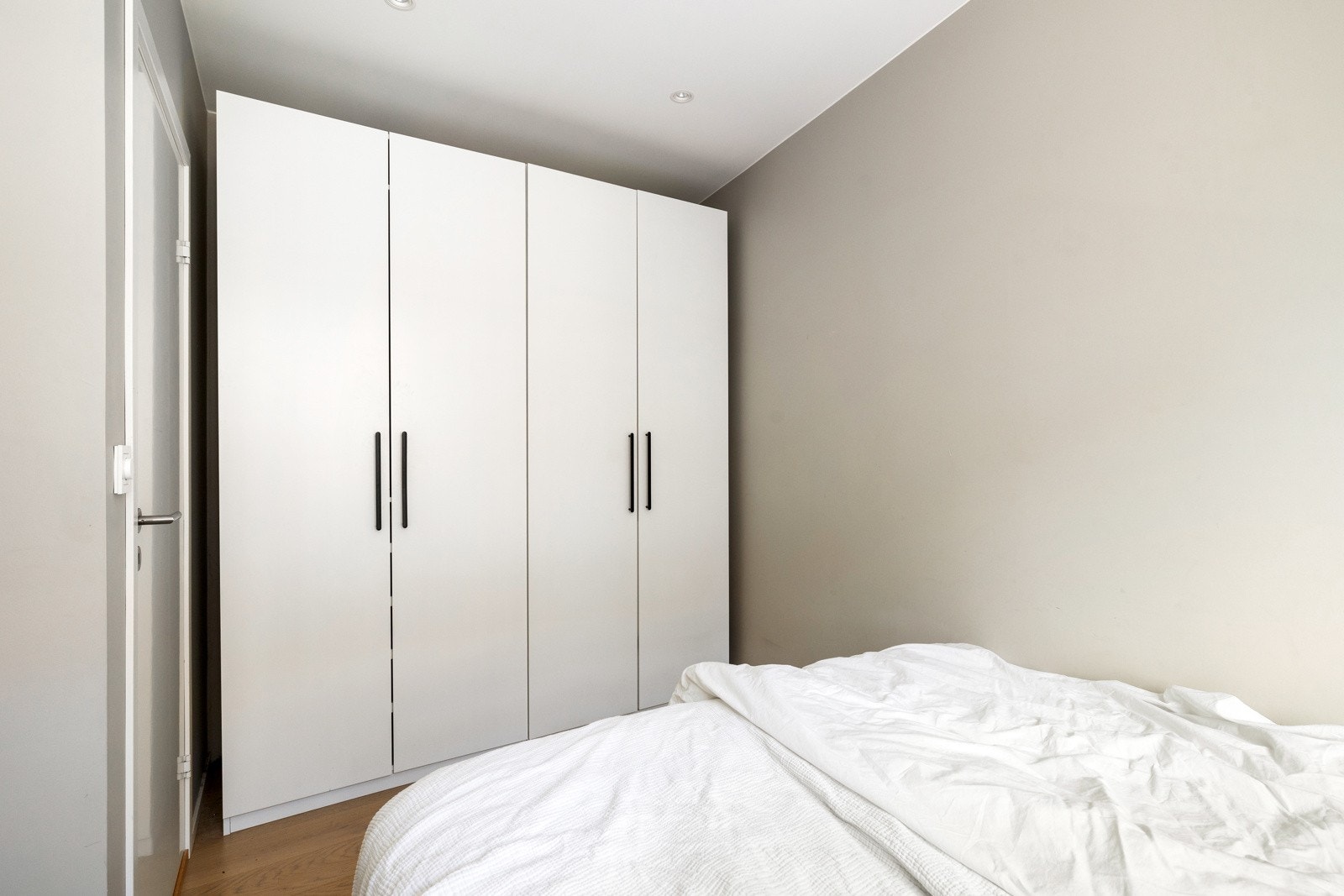 Rommet er innredet med et stort garderobeskap som gir rikelig med oppbevaringsplass. Galleribilde