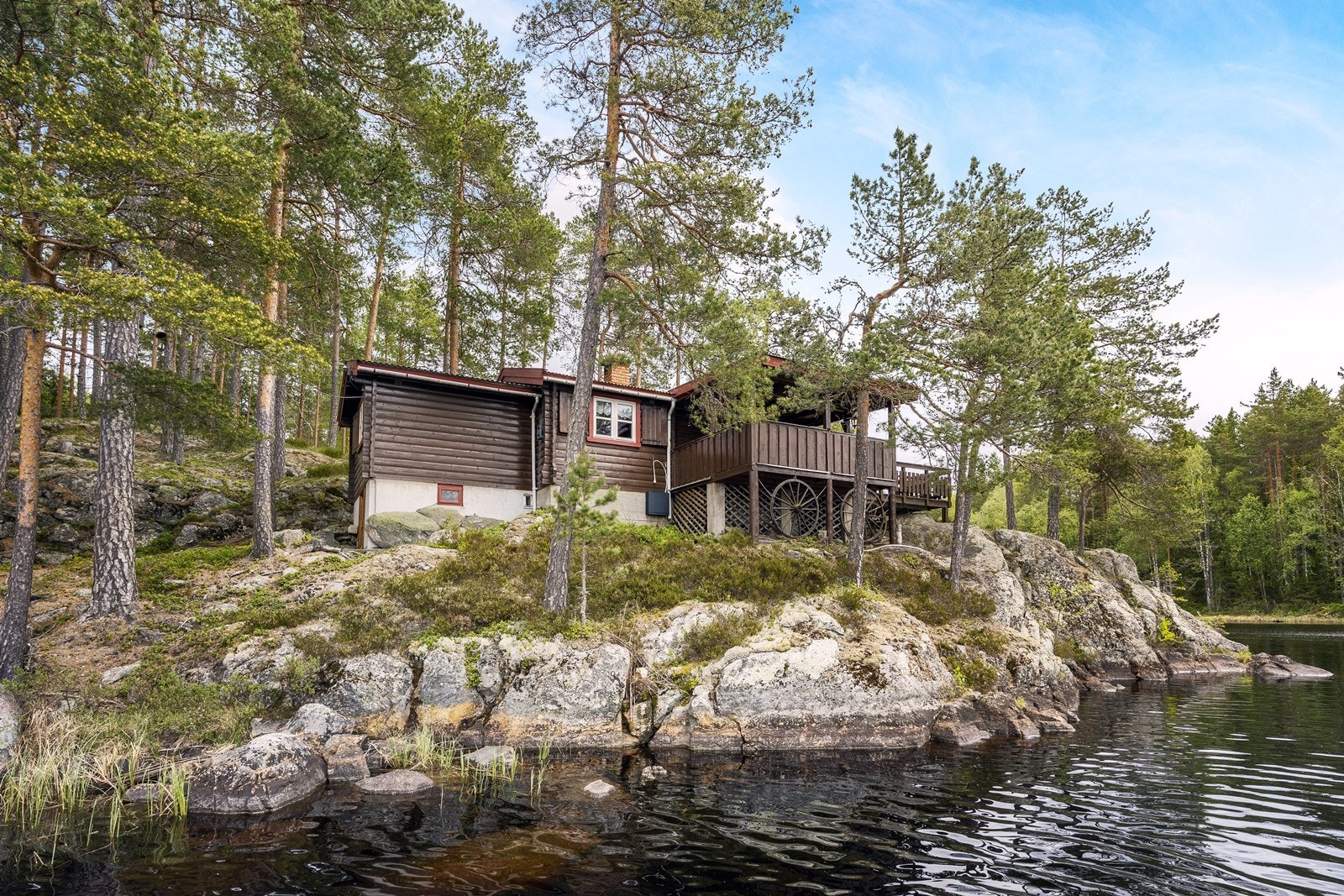 Det er innlagt strøm, og sommervann pumpes opp fra Mortsjølungen ved hjelp av en vannpumpe fra 2024. Det er montert varmtvannsbereder på kjøkkenveggen. Galleribilde