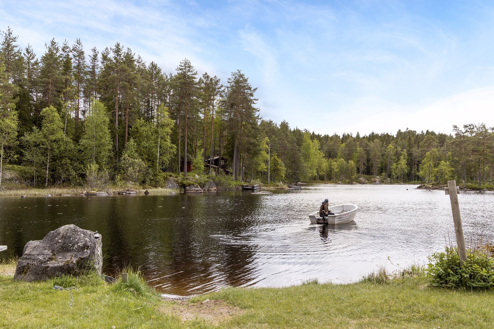 For å komme til hytta må du ta båten i bruk fra hyttefeltet. Hyttefeltet har sittekrakker og brygge nede ved vannet. Galleribilde