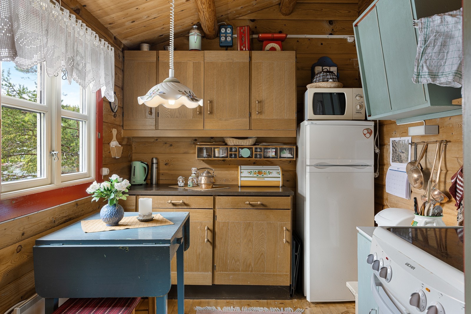 Kjøkkenet har enkel innredning med finerte fronter og utslagsvask. Det er plass til komfyr og kjøleskap, og en koselig frokostgruppe ved vinduet. Galleribilde