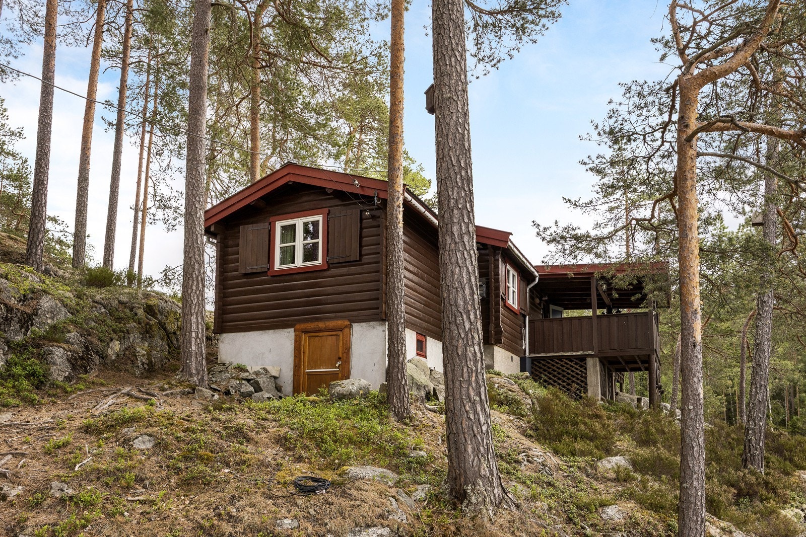 Det er kjellerbod under tilbygget mot nord med utvendig adkomst. Det er krypkjeller under hoveddelen. Galleribilde