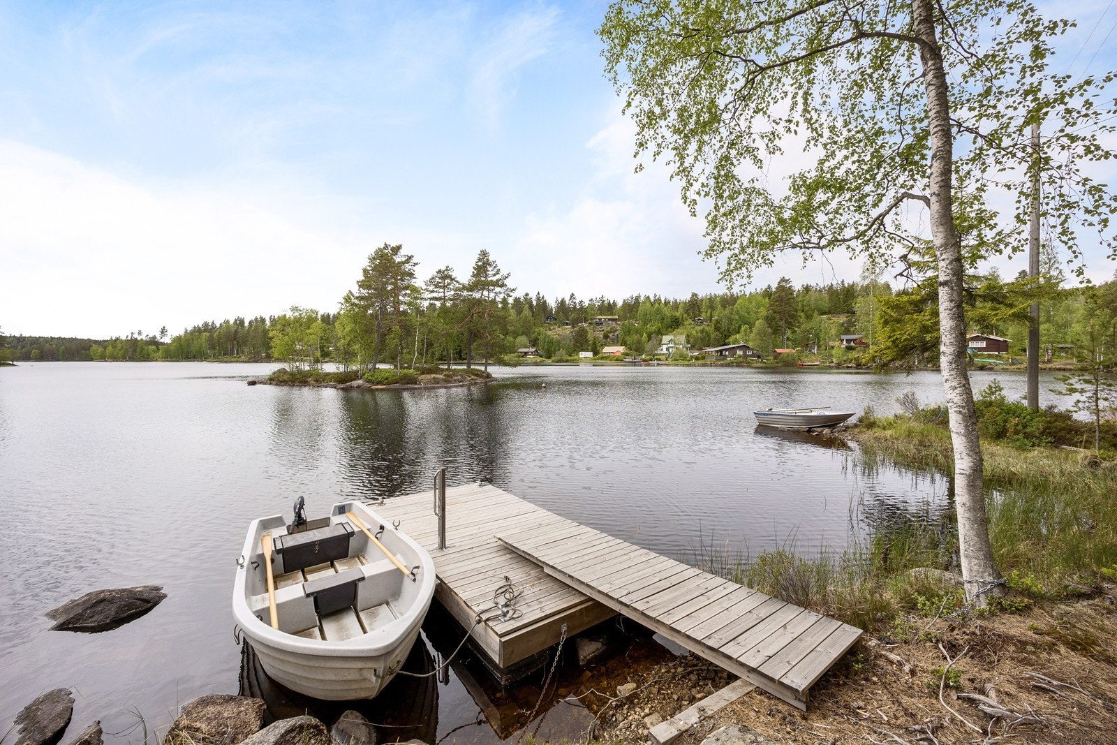 På sommeren er det ypperlige forhold for kajakk, robåt, SUP og hengekøye, og man kan få både gjedde og abbor på kroken rett utenfor hyttedøra. Galleribilde
