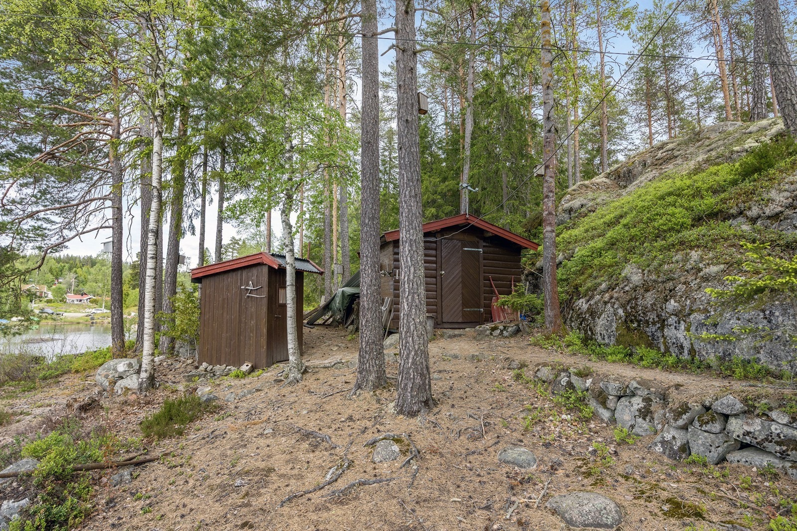 Hytta har for øvrig lagringsplass i et uthus på ca. 4 kvm og uthus på ca. 7 kvm. Det er også en utedo på eiendommen. Galleribilde