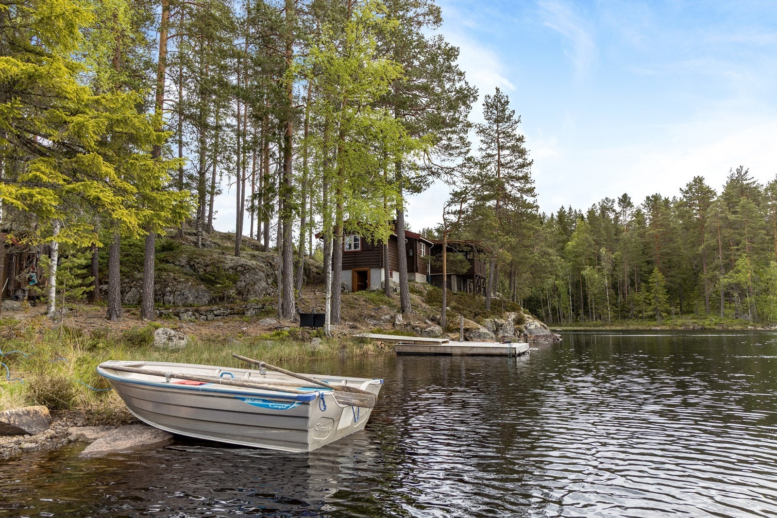 Nede ved vannet er det herlige bademuligheter, samt fin plass til båten ved en egen brygge. Galleribilde