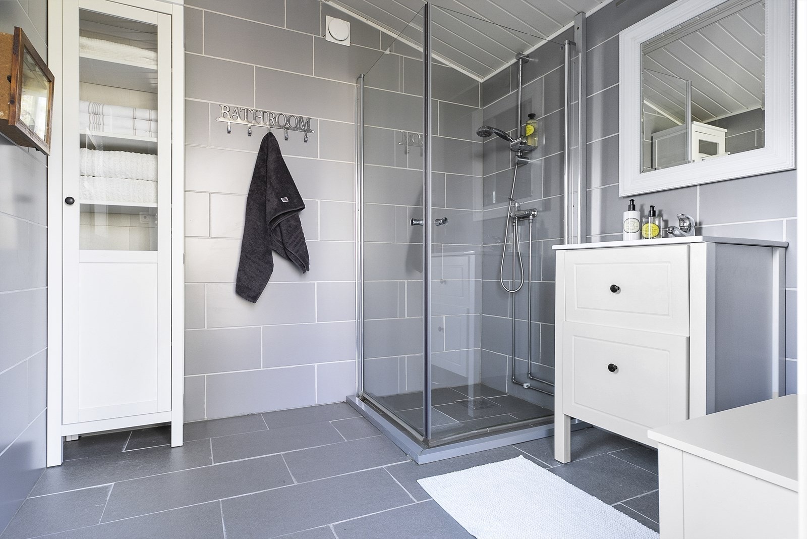 Et uthus på 6 kvm, er i dag innredet som baderom og er tilknyttet sommervann til dusjvegg. Galleribilde