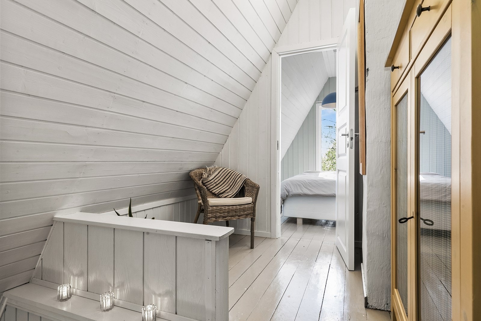 I andre etasje finner du en mellomgang med plass til kommode, samt to rom benyttet som soverom. Galleribilde