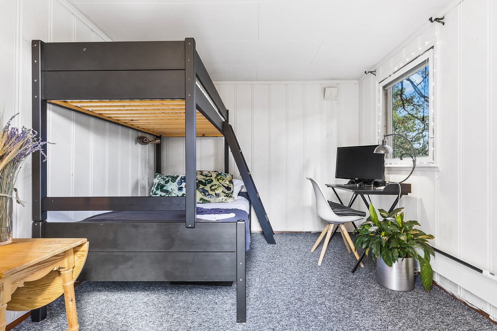 Rommet er innredet med køyeseng og fungerer som gjesterom eller kontor, men er ikke godkjent for varig opphold. Galleribilde