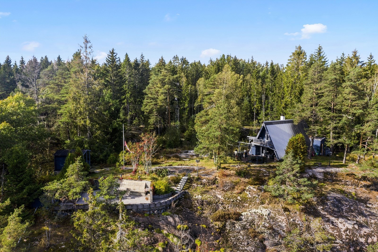 Hytta ligger i en rolig blindvei, landlig og skjermet med tett til naturen, samtidig som det kun tar ca. 10 minutter å kjøre til Moss sentrum med butikker, servicetilbud og byliv. Galleribilde