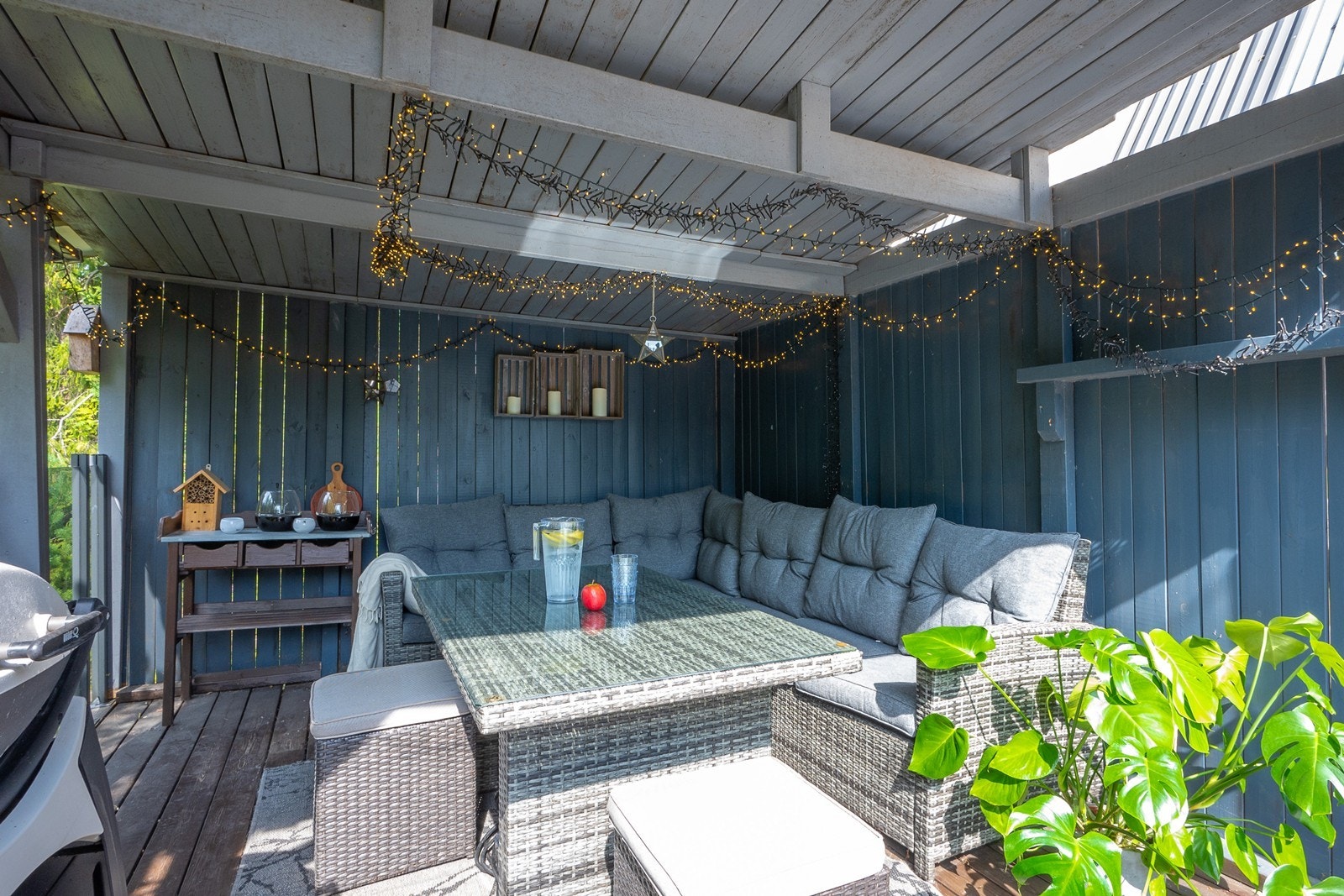 Hovedterrassen er delvis overbygd, noe som gir god beskyttelse mot vær og vind. Galleribilde