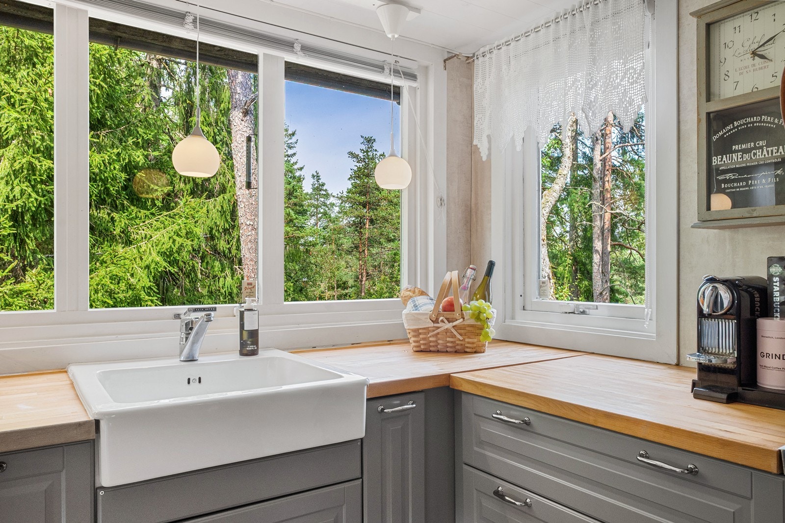 Rommet fremstår lyst og trivelig, med profilerte fronter, heltre benkeplate og store vinduer som gir flott utsikt og godt lysinnslipp. Galleribilde