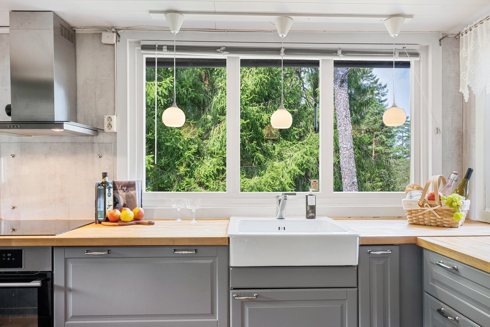 Hvitevarene består av integrert komfyr og platetopp, samt frittstående kjøle- og fryseskap. Galleribilde