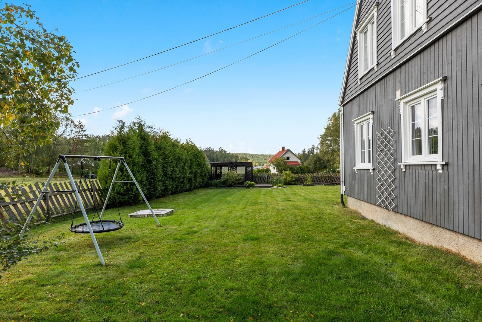 Romslig hage. Galleribilde