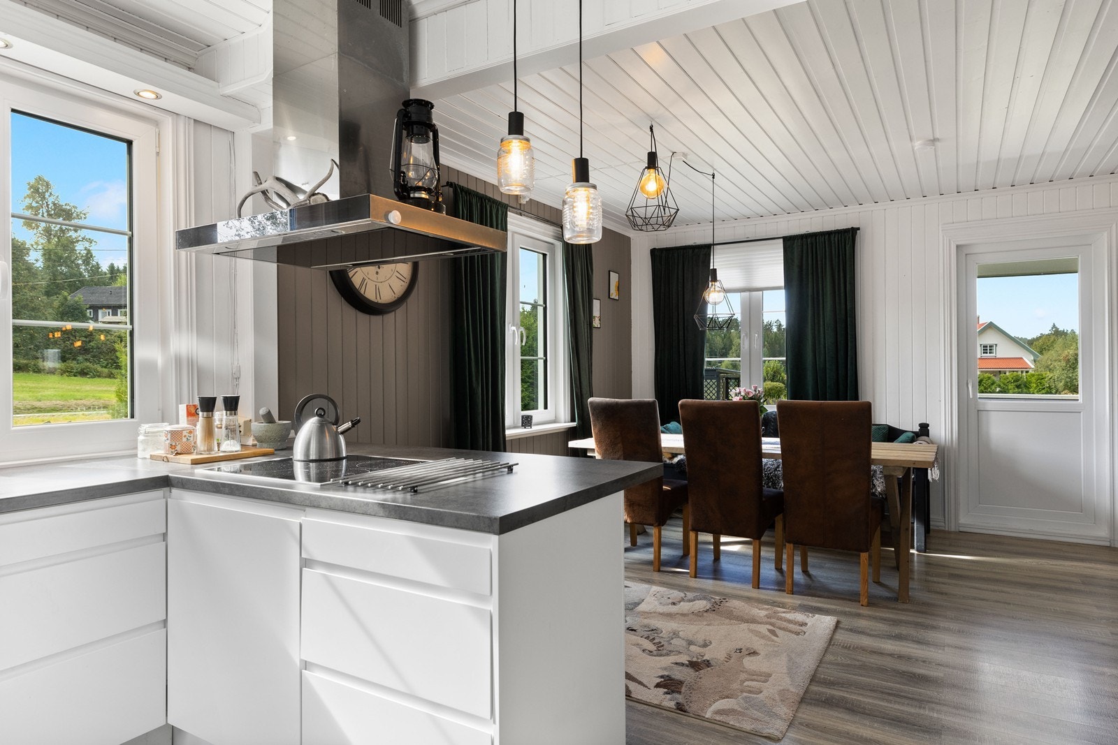 Kjøkken/spisestue. Galleribilde