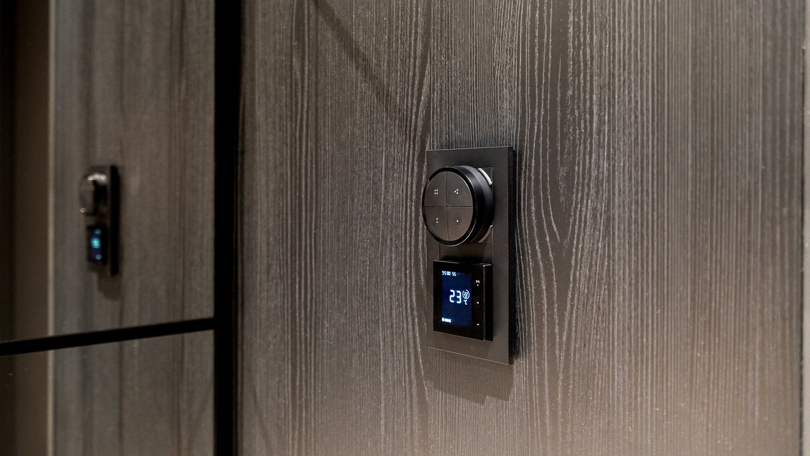 Alt av lys og varme er styrt fra både app og bryter på vegg. Galleribilde