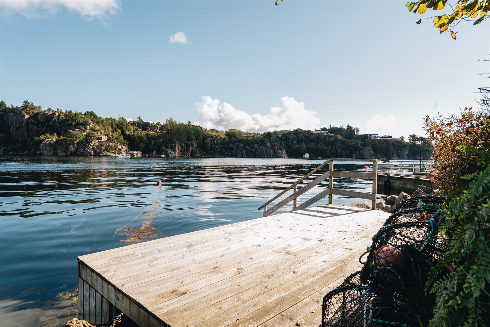 - I overkant av 100 meter fra hytten finner du en badebrygge - perfekt for et herlig morgenbad - Galleribilde
