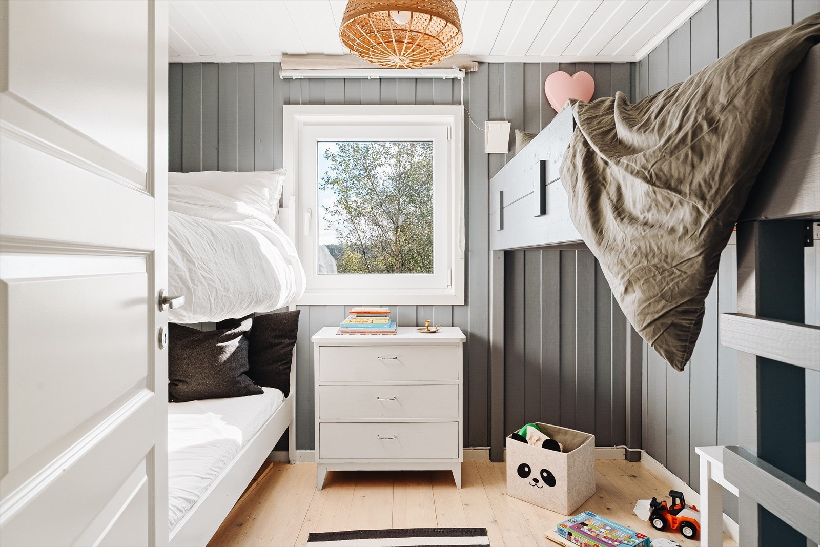 - Det tredje soverommet på 6,6 m² er smart innredet med plassbygd køyeseng - perfekt for bedre plass til overnattingsgjester når familie og venner skal samles på hytta - Galleribilde