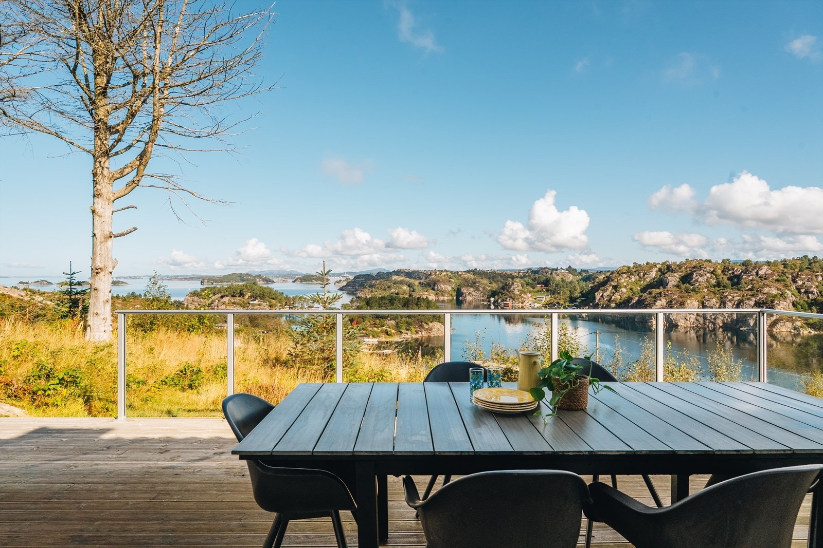 - Fra terrassen kan du nyte panoramautsikt over skjærgården på Sotra - Galleribilde