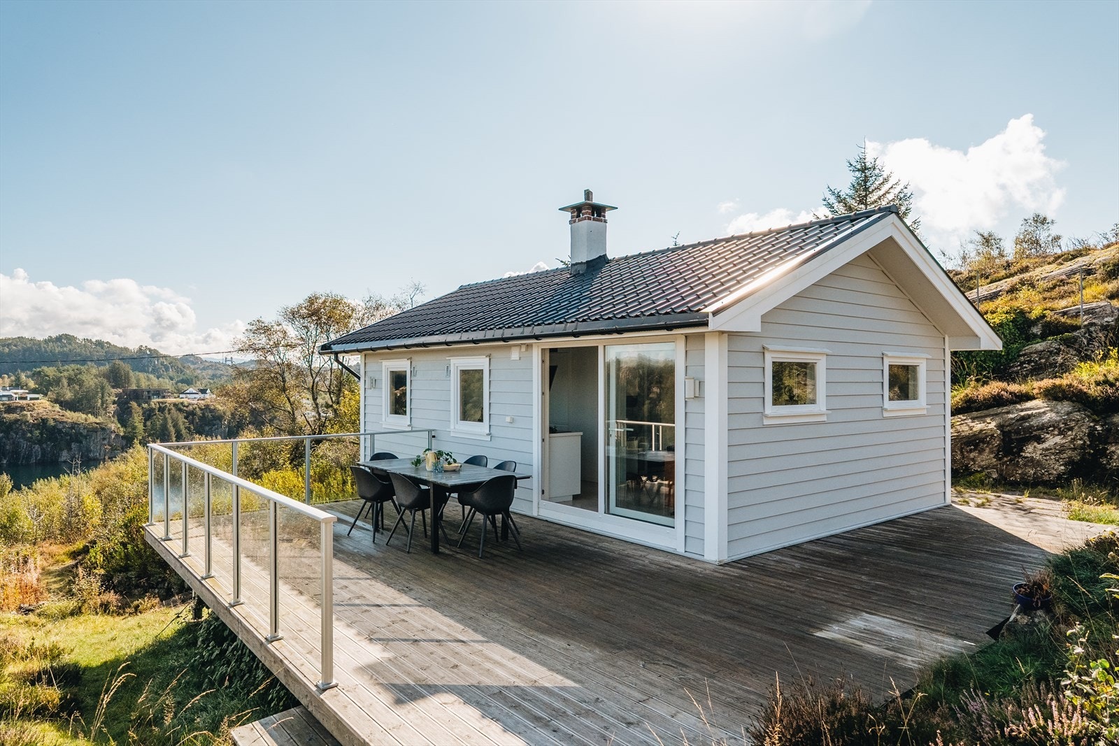 - Stor, solrik terrasse som strekker seg utover et areal på ca. 42,6 m² - Galleribilde