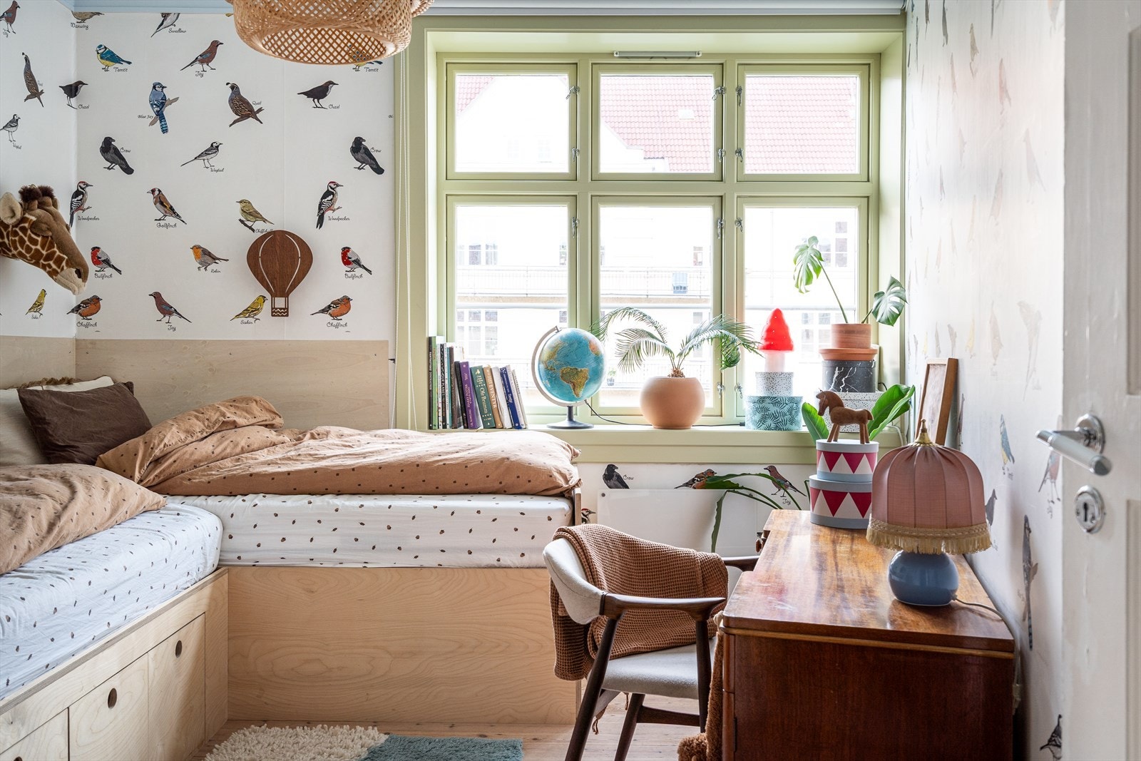Sjarmerende soverom med plassbygd seng og en leken spesialdesignet tapet. Galleribilde