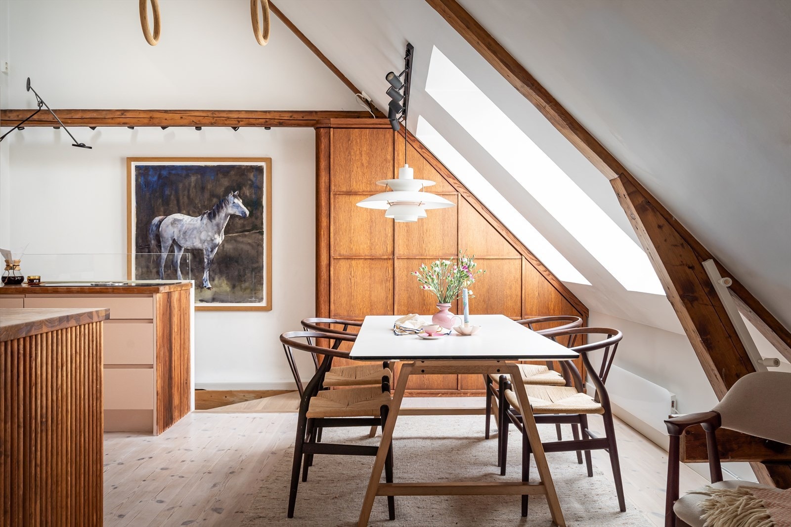 En innbydende loftsleilighet over to plan med hems, full av særpreg og karakter i populære Frankrikegården. Galleribilde