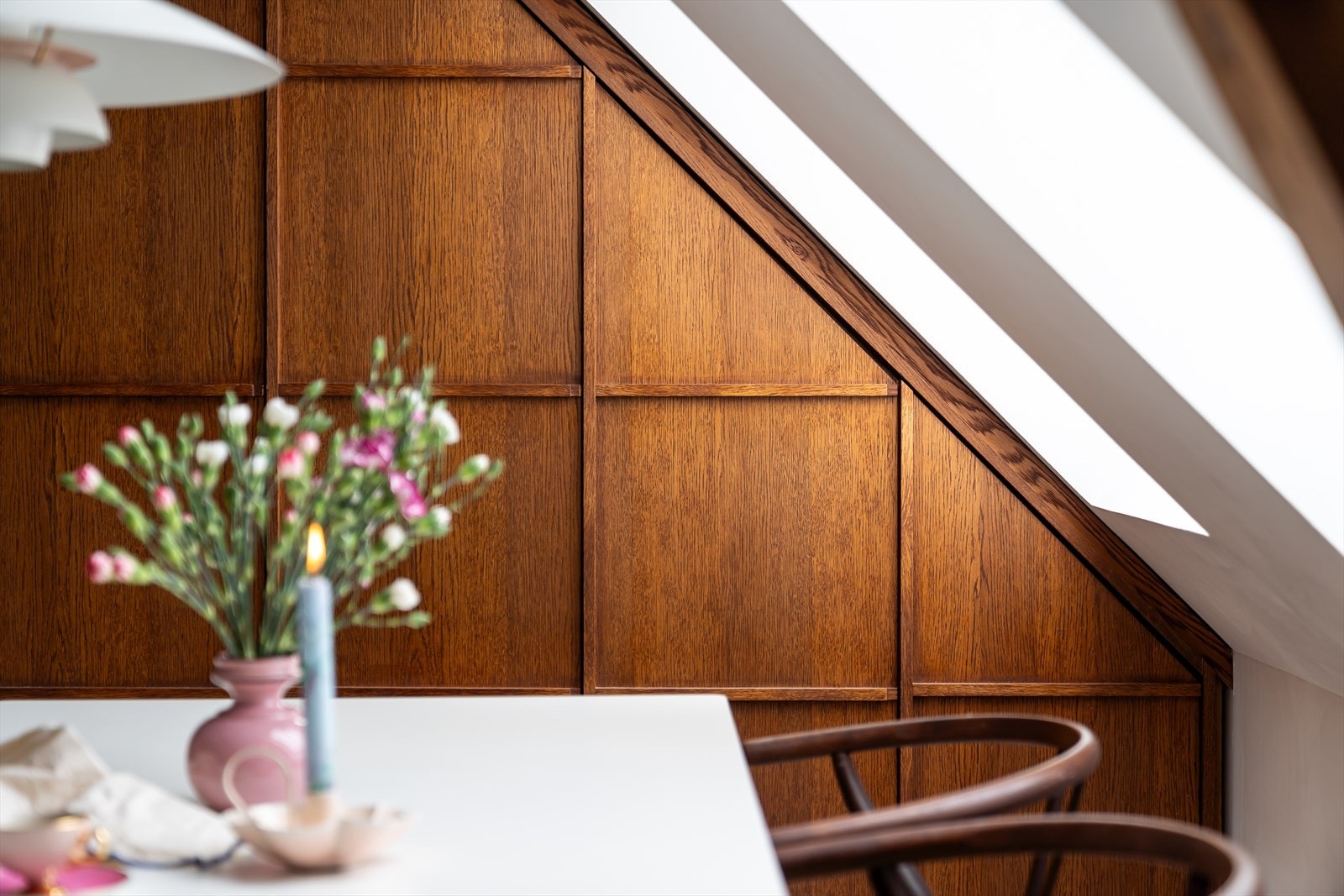 Her møter moderne materialvalg og plassbygde løsninger originale loftsdetaljer, klassiske vinduer og imponerende takhøyde. Galleribilde