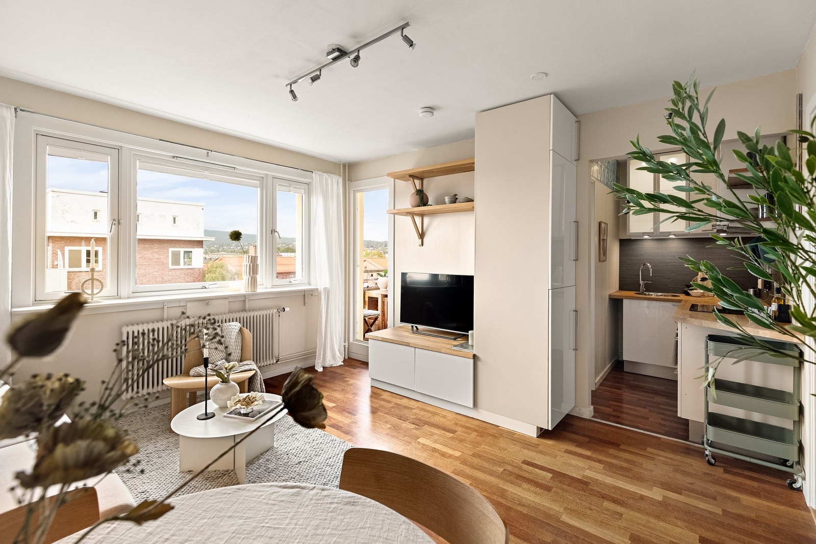 Leiligheten har store vindusflater som gir rikelig med naturlig lys og fantastisk utsikt også innenfra. Galleribilde