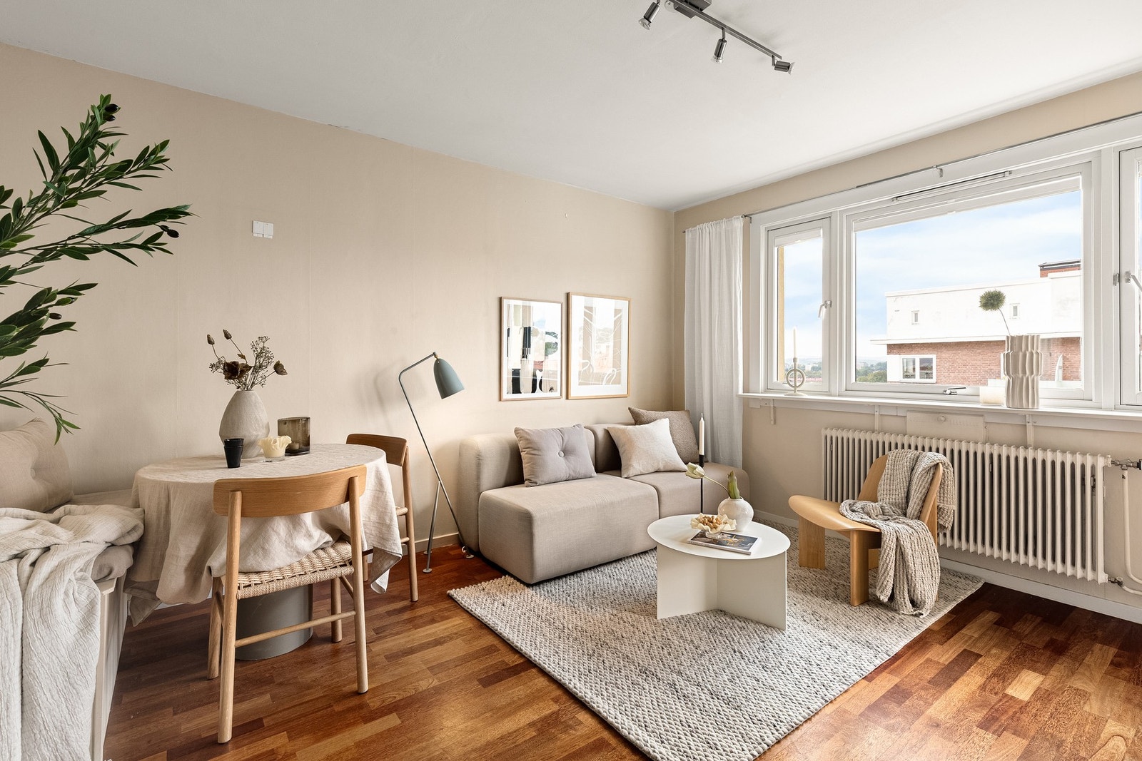 Leiligheten ligger høyt og luftig til i byggets 9. etasje med trappefri adkomst via to heiser! Galleribilde