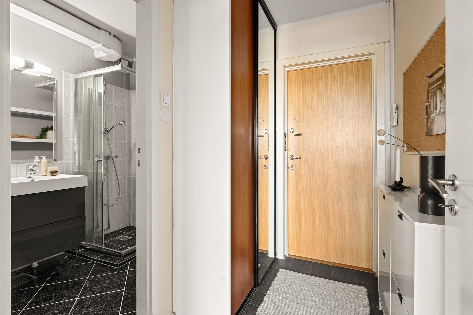 Praktisk entré/gang som gir et godt førsteinntrykk. Plass til oppbevaring av sko- og yttertøy i stor skyvedørsgarderobe med speilfront. Galleribilde