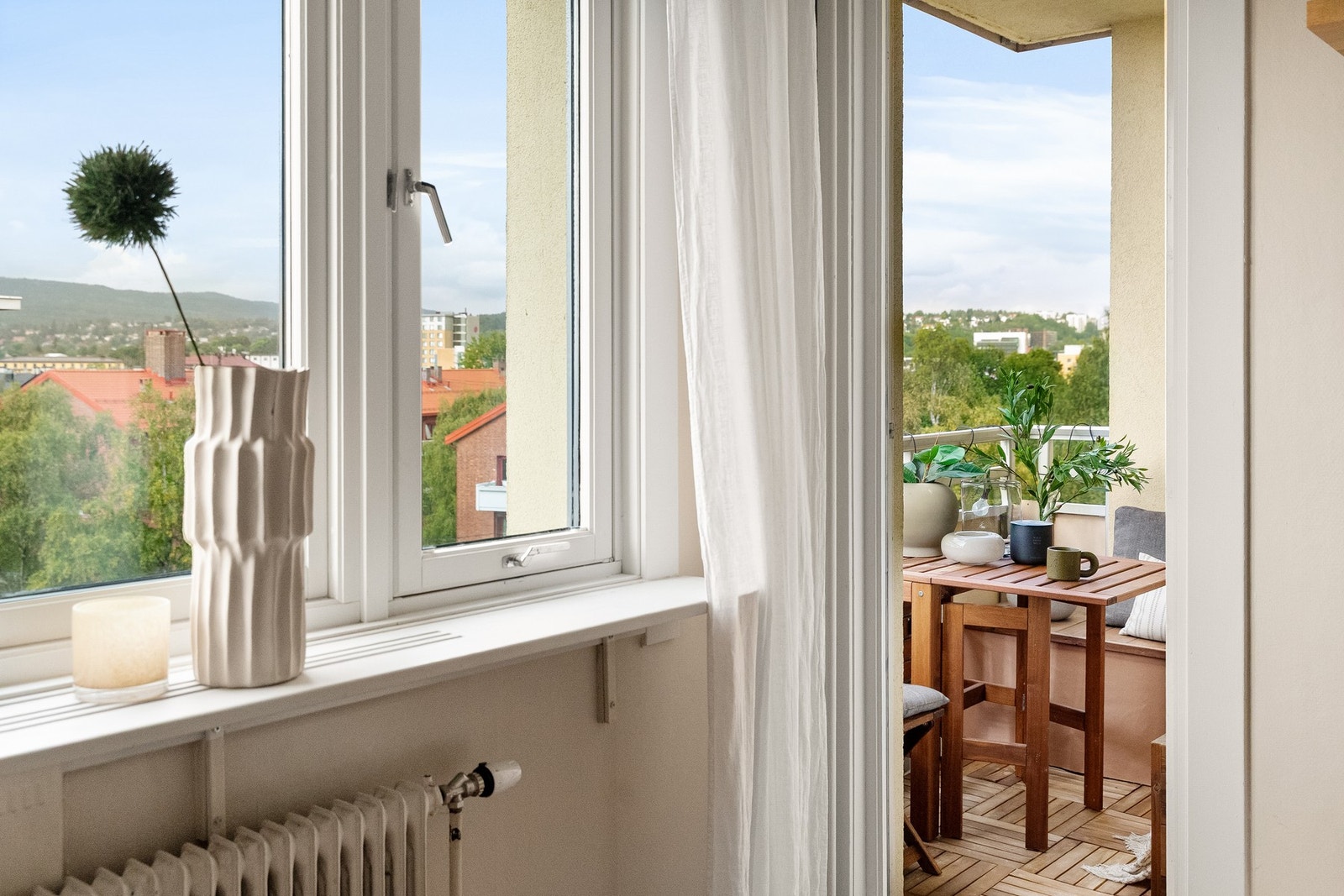 Fra stuen har man direkte tilgang til vestvendt balkong med gode solforhold og fantastisk utsikt. Galleribilde