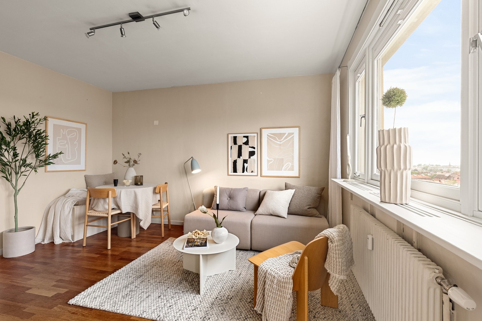 Flere naturlige møbleringssoner som gir god plass til en fin sofagruppe, mediemøblement, spisestue og annet ønskelig møblement. Galleribilde