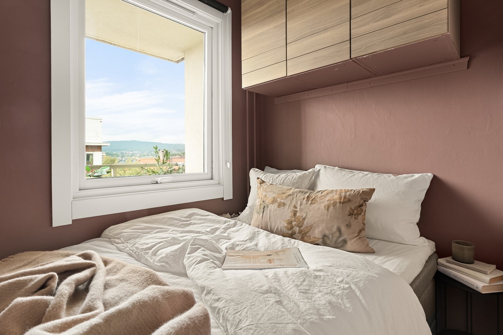 Soverom utstyrt med hyller på vegg for oppbevaring, samt plass til seng, nattbord eller annet møblement. I likhet med stuen kan du også fra dette rommet nyte flott utsikt. Galleribilde