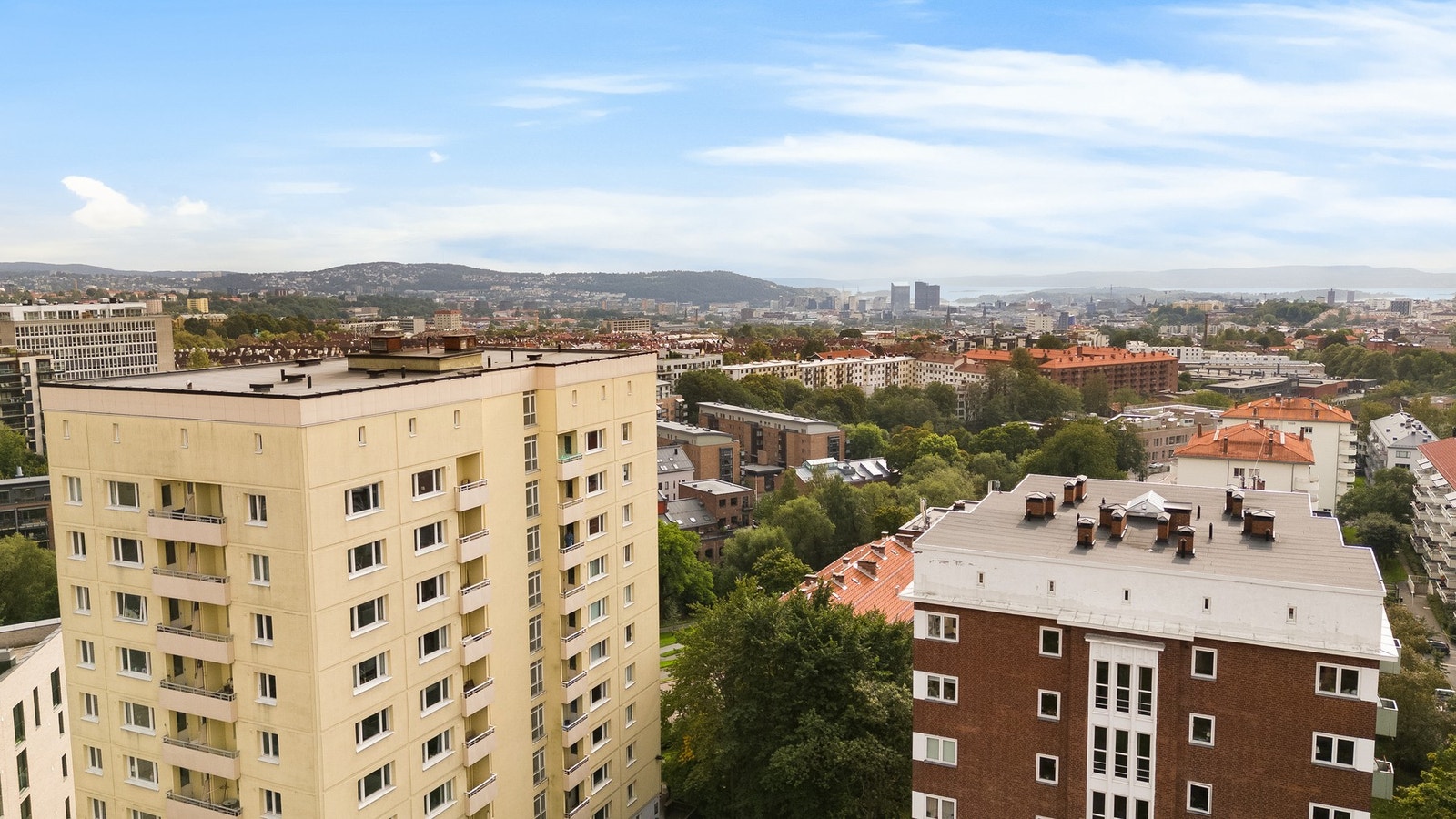 Felles terrasse, sykkelbod og vaskeri i sameiet. Galleribilde