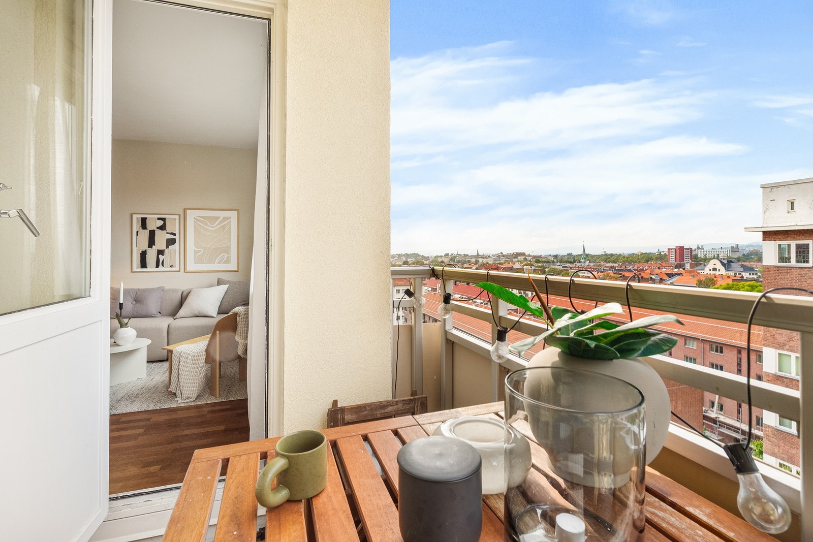 Lekker og innbydende 2-roms utsiktsleilighet (selveier) beliggende høyt og luftig til i byggets 9. etasje. Galleribilde