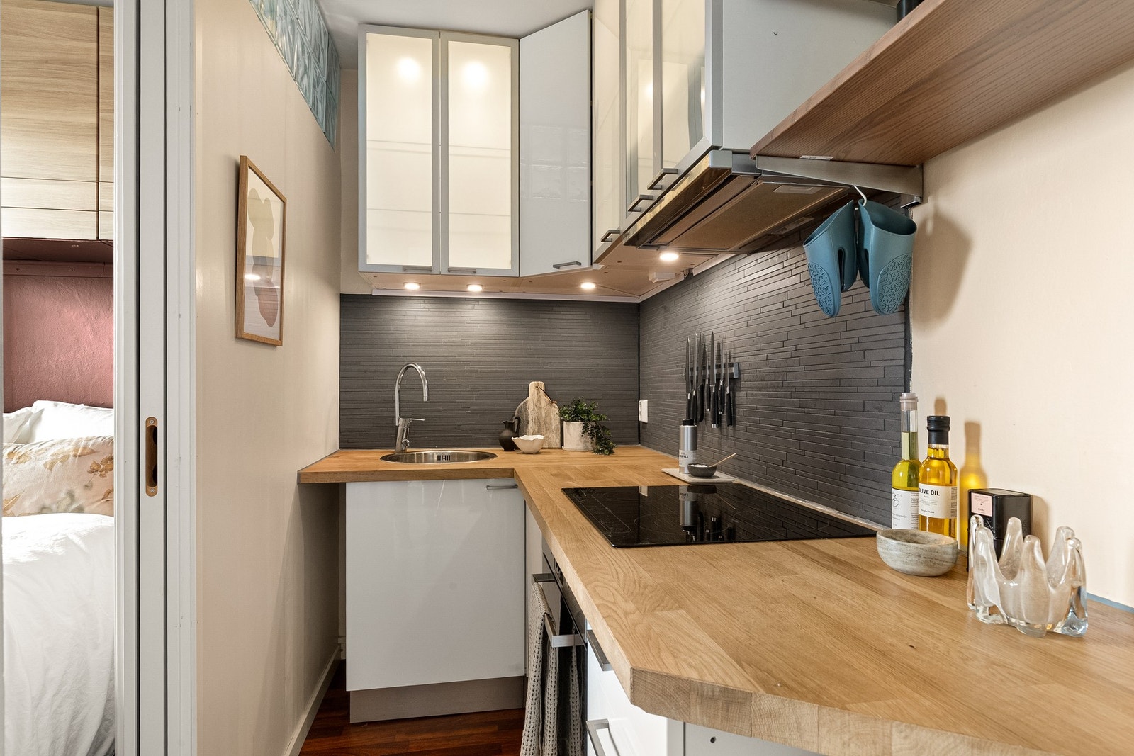 Det er belysning under overskap og helintegrerte hvitevarer som stekeovn, platetopp, mikrobølgeovn, kjøl/ fryseskap og oppvaskmaskin. Galleribilde