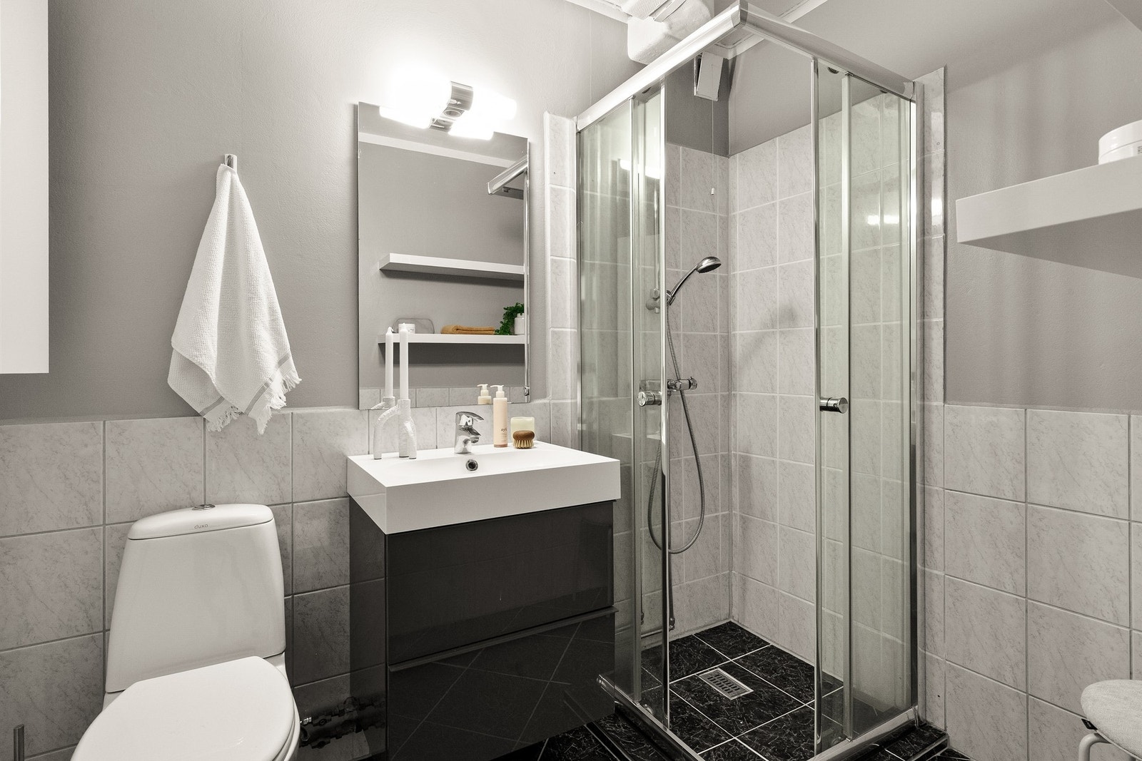 Flislagt baderom med et tidløst design. Galleribilde