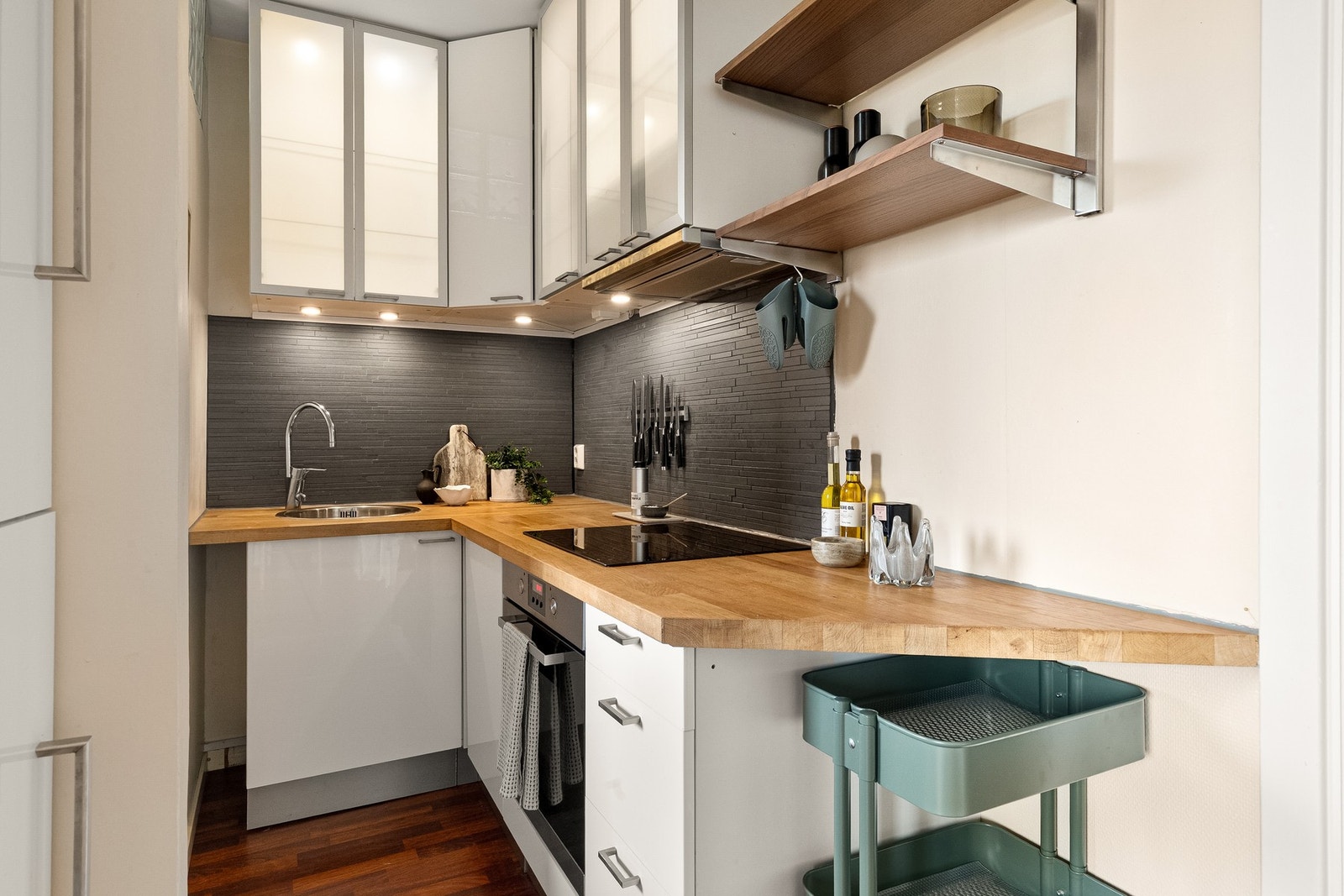 Leiligheten har en delvis åpen kjøkkenløsning mot stuen med stilren kjøkkeninnredning fra 2011, levert av IKEA. Galleribilde