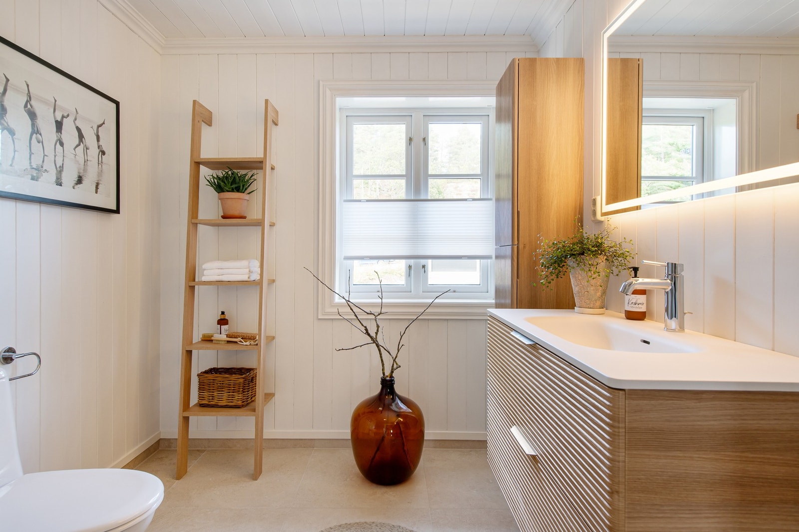 Pent bad i 2. etasje. Modernisert i 2025. Rommet inneholder: Dusjnisje, toalett og servant. Galleribilde