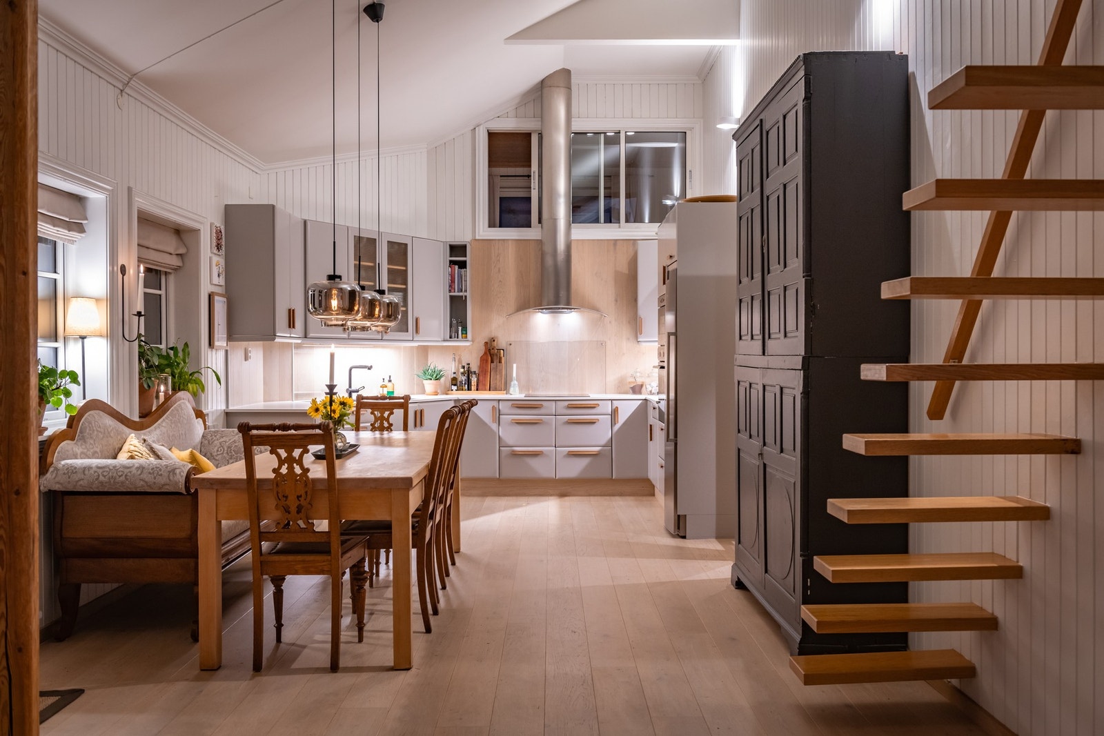 Praktisk med skyvevinduer over kjøkkenet som kan åpnes. Dette binder 1. og 2. etasje fint sammen. Galleribilde