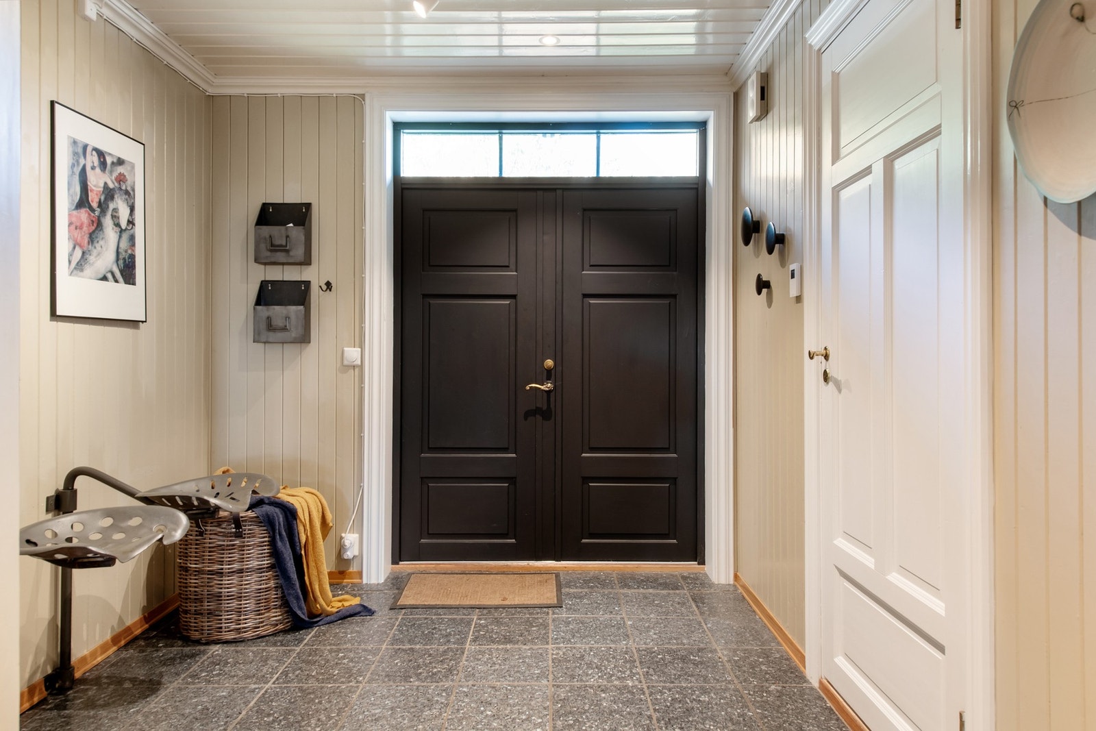 Entreen føles romslig. Dobble dører med vindu over gir et herskaplig førsteintrykk. Galleribilde