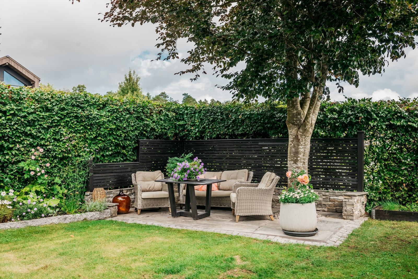 Lune og usjenerte uteplasser med sol, fra morgen til kveld. Galleribilde