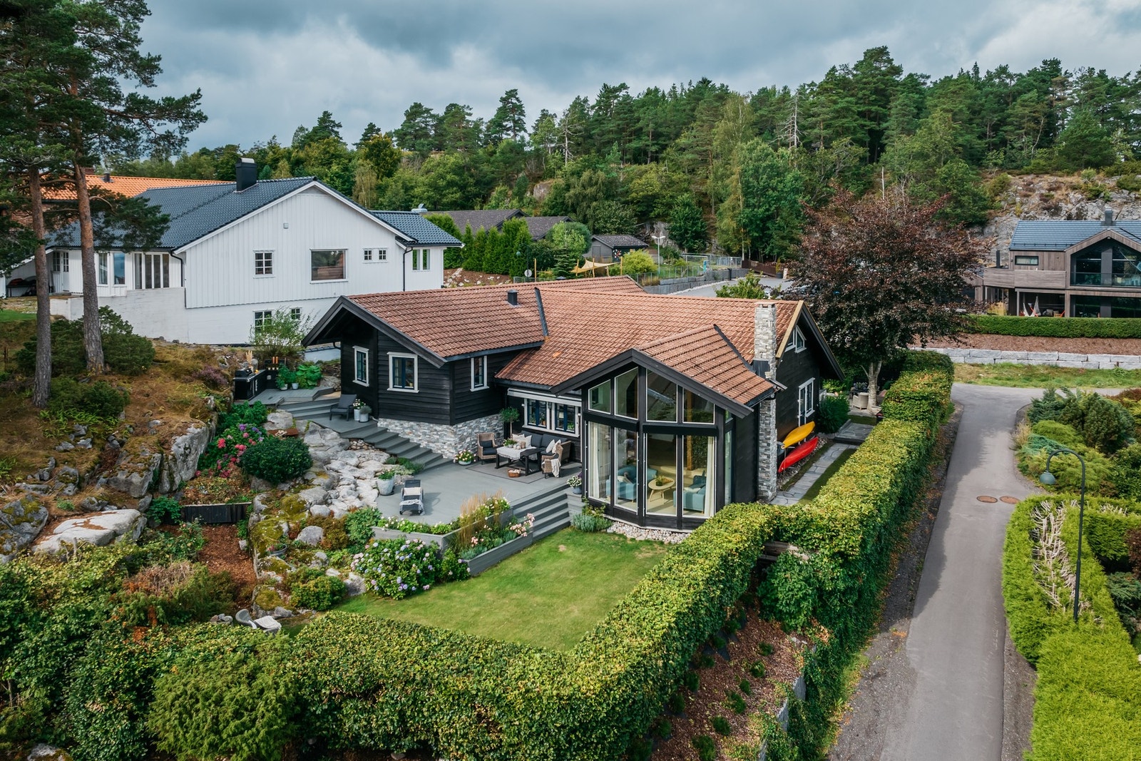 Kombinert naturtomt og hage, med blåbærlyng, markjordbær, tyttebær, moreller, rips, solbær, epler og vakre blomsterbedd. Galleribilde