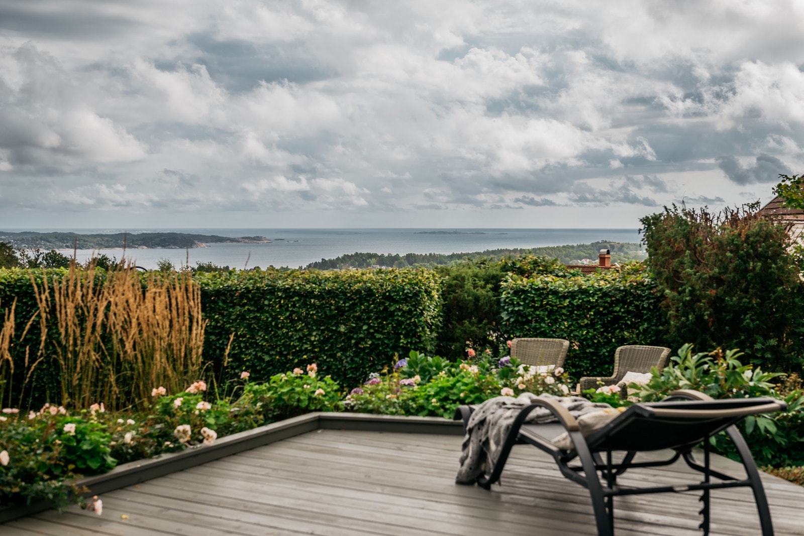 Lun terrasse med utsikt over Svenner og yrte Oslofjord. Galleribilde