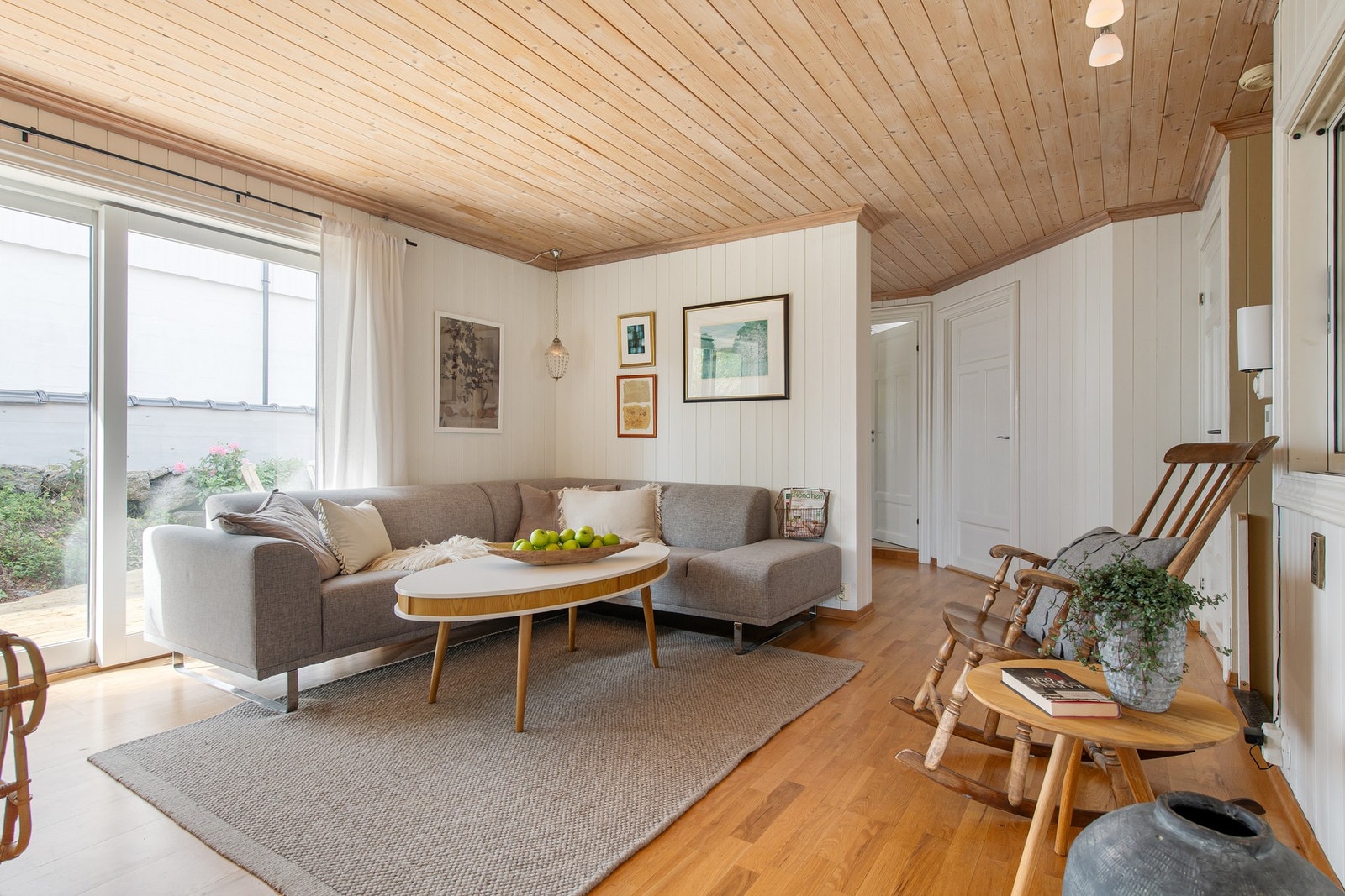 TV-stue i 2. etasje har egen utgang til skjermet uteplass. Galleribilde