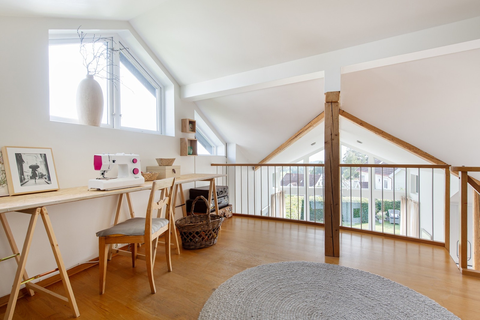 Tøff hems med full oversikt over stuen i 1. etasje. Perfekt som hobbyrom- eller hjemmekontor. Galleribilde