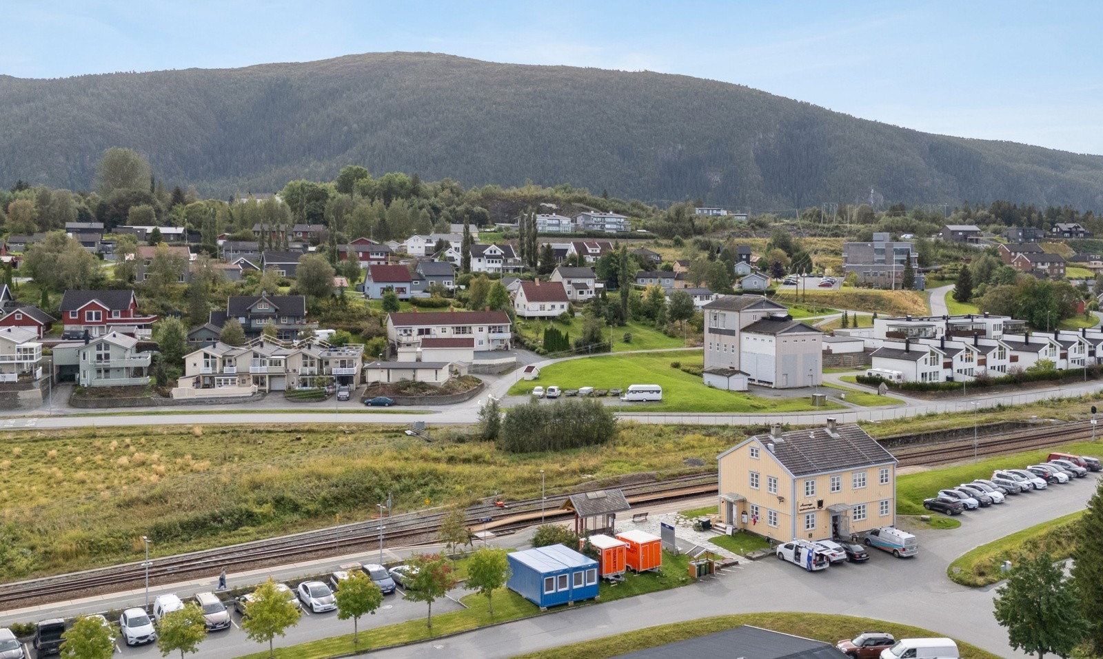 Eiendommen har sentrumsnær beliggenhet til Åsen. Servicefunksjoner som barnehage, skole, idrettsanlegg, togstasjon og fri/turområder er i nærheten. Galleribilde