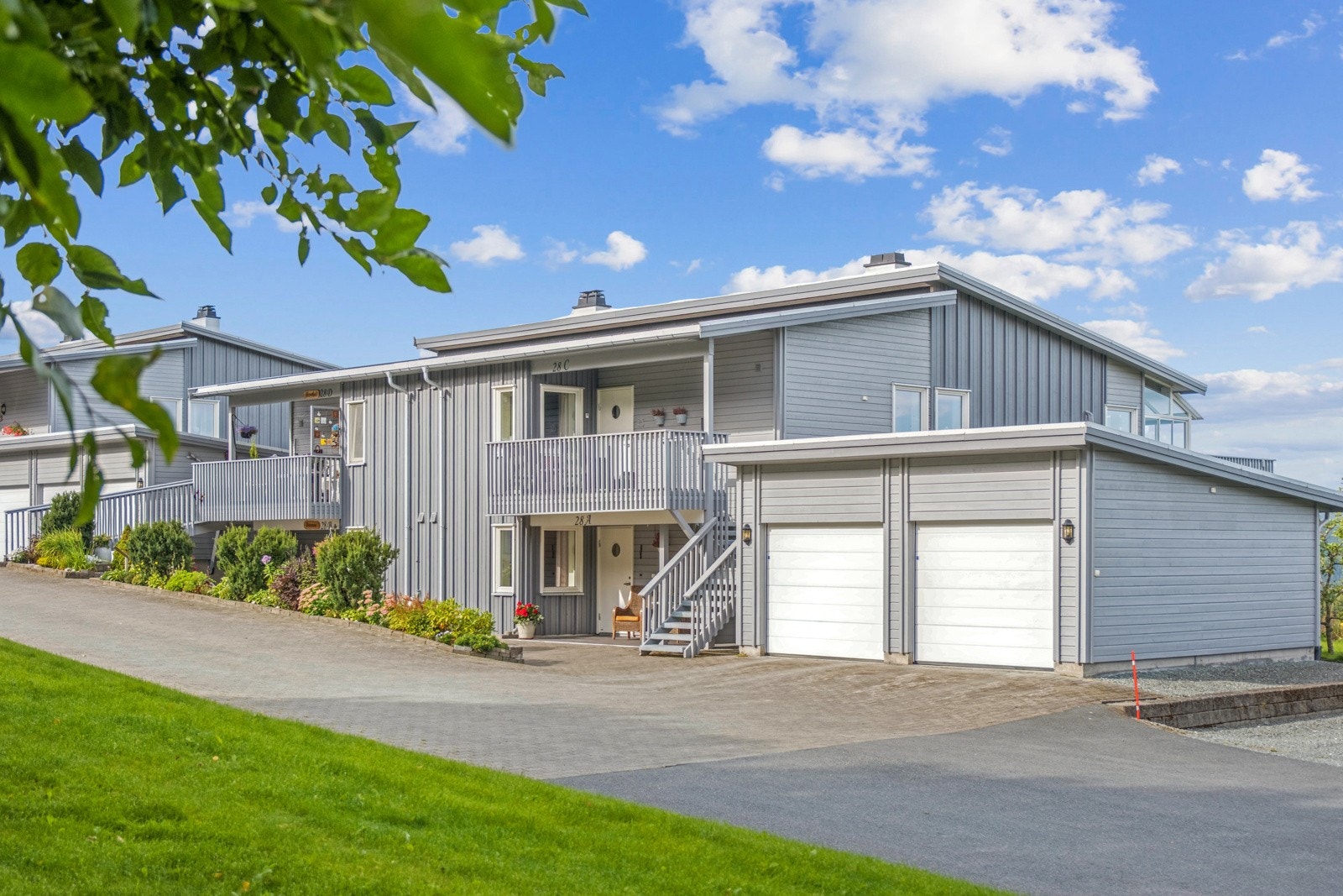 Leiligheten har balkonger på begge sider, hvor man kan nyte godt av sola hele dagen. Galleribilde