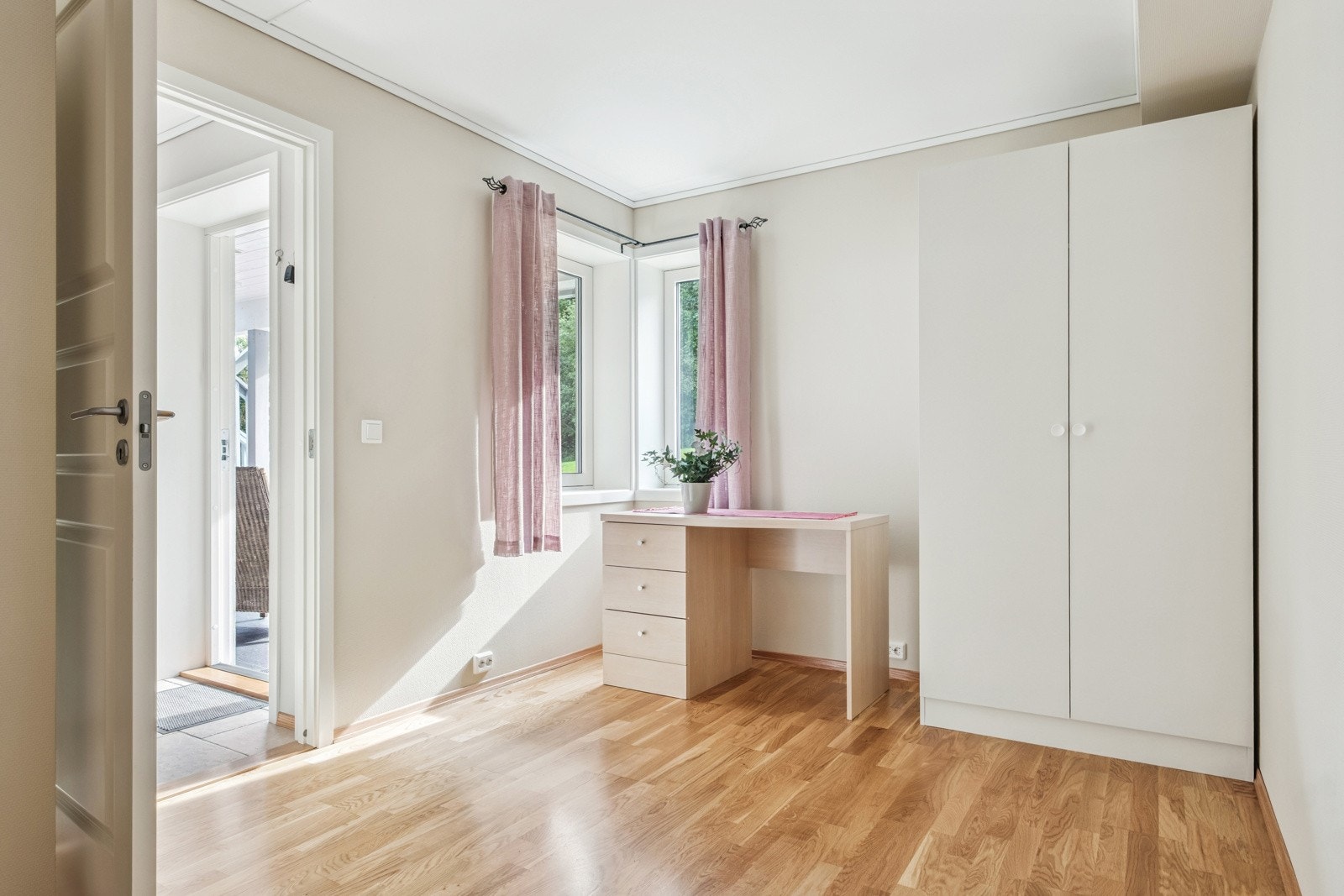 Det siste soverommet er på 10 m². Her har du god plass til dobbeltseng og garderobeløsning. Galleribilde